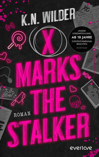 Das Buchcover zeigt einen dunklen, strukturreichen Hintergrund mit großem, leuchtend pinkem Titel „X MARKS THE STALKER“ in verschnörkelter Großbuchstaben; oben der Autorname „K. N. WILDER“ in weißen, leicht abgegriffenen Großbuchstaben. Mittig ein weiß umrandetes Kreis‑X in Pink, rundum skizzenhafte Neon‑pink Illustrationen (Schädel, Herz, Lupe, Messer, Süßigkeit, Stecknadel) und verstreute graue Dokument- und Fotoausschnitte. Rechts oben ein schwarzer runder Hinweisbutton mit weißer Schrift „AB 18 JAHRE“. Atmosphärisch düster und bedrohlich.