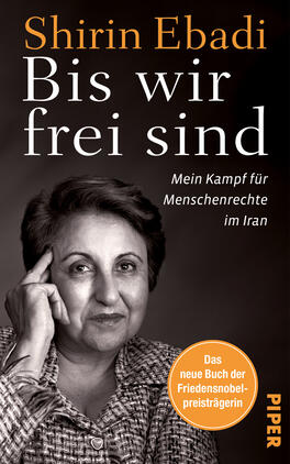 Das Buchcover zeigt ein Porträt von Shirin Ebadi, das in Schwarz-Weiß gehalten ist. Sie blickt direkt in die Kamera und hat einen nachdenklichen Ausdruck. Der Titel „Bis wir frei sind“ ist in großen, weißen Buchstaben oben platziert, während der Untertitel „Mein Kampf für Menschenrechte im Iran“ in kleineren, weißen Buchstaben darunter steht. Am unteren Rand befindet sich ein orangefarbener Button mit dem Text „Das neue Buch der Friedensnobelpreisträgerin“. Der Hintergrund ist dunkel, was die Ernsthaftigkeit des Themas unterstreicht.