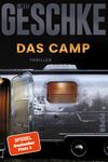 Das Buchcover zeigt einen silbernen Wohnwagen vor einer dunklen, geheimnisvollen Kulisse. Über dem Wohnwagen leuchtet der Titel „DAS CAMP“ in kräftigem Orange, während der Autorname „LINUS GESCHKE“ in großen, schwarzen Buchstaben darüber platziert ist. Am unteren Rand ist das Wort „THRILLER“ in einer schmalen Schrift formatiert. Die Gesamtstimmung vermittelt ein Gefühl von Spannung und Intrigen, die das Genre des Thrillers unterstreichen.