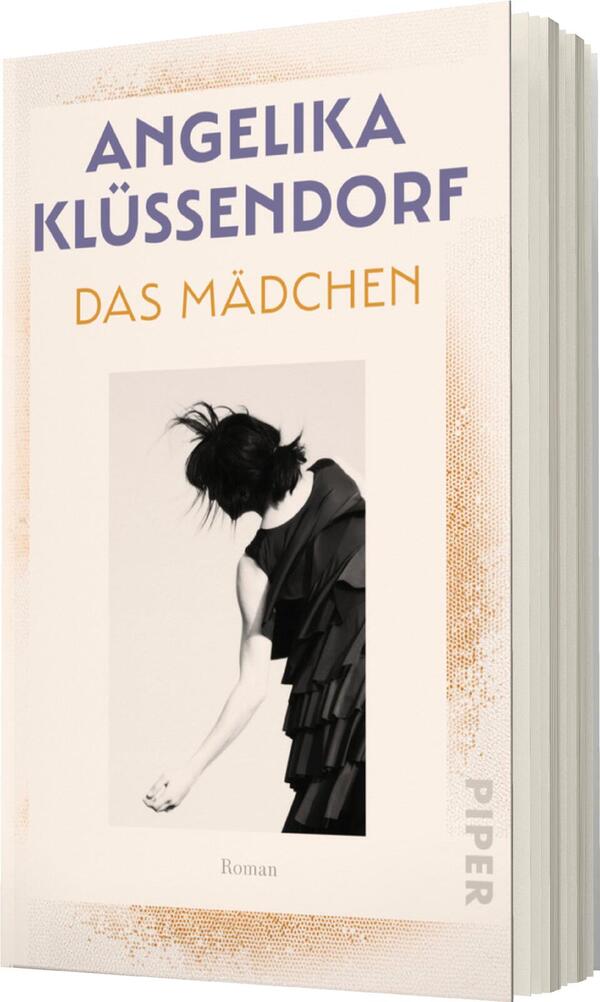 Das Buchcover zeigt eine stilisierte Darstellung eines Mädchens in einem eleganten, schwarzen Kleid. Das Mädchen ist in einem monochromen Farbschema, die Lippen und die Haut leicht betont. Darüber steht in großen, lila Buchstaben der Schriftzug „ANGELIKA KLÜSSENDORF“. Der Titel „DAS MÄDCHEN“ ist in einem warmen Orange darunter platziert. Der Hintergrund ist hellbeige, was eine sanfte, einladende Atmosphäre schafft. Am unteren Rand ist das Wort „Roman“ in kleinerer Schrift zu sehen.