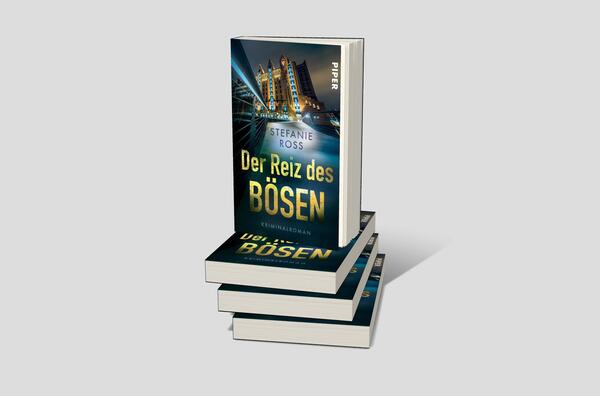 Bücherstapel des Buches „Der Reiz des Bösen“