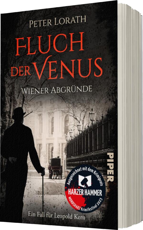Das Buchcover zeigt eine düstere, stimmungsvolle Szene mit einer silhouetteartigen Figur in schwarzer Kleidung, die vor einer historischen Kulisse steht. Der Titel „FLUCH DER VENUS“ ist in großen, rot leuchtenden Buchstaben prominent platziert, während darunter „Wiener Abgründe“ in kleinerer Schrift erscheint. Am unteren Rand befindet sich der Verlagsname „PIPER“ sowie ein Auszeichnungssticker mit dem Text „HARZER HAMMER“. Die Verwendung von Schwarz, Rot und Grau verstärkt die geheimnisvolle Atmosphäre des Covers.