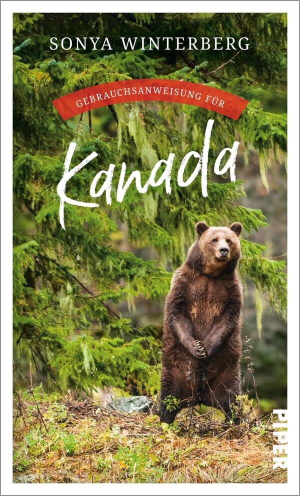 Das Buchcover zeigt einen aufrechten Braunbären vor einer üppigen, grünen Waldlandschaft. Der Titel „Kanada“ ist in großem, weißem Schriftzug in einer dynamischen Schriftart gestaltet und wird von einer roten Bannerüberschrift mit dem Text „Gebrauchsanweisung für“ akzentuiert. Die Farbpalette des Covers vermittelt eine natürliche, rustikale Atmosphäre und weckt Interesse an den landschaftlichen und kulturellen Aspekten Kanadas. Der Autorinnenname „Sonya Winterberg“ steht in schlichter, heller Schrift am oberen Rand.