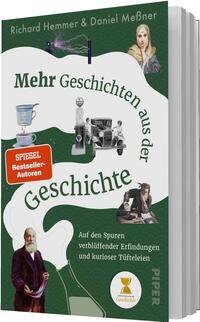Das Buchcover zeigt ein dunkelgrünes, ornamentiertes Hintergrundfeld mit einer weiß geschwungenen Wellenfläche, auf der der Titel in Serifenschrift steht: „Mehr Geschichten aus der Geschichte“. Oben Autorenname „Richard Hemmer & Daniel Meßner“. Collage aus historischen Illustrationen (alte Maschine, Porträts, Glasgefäß, Automobil, Erfinder) vermittelt neugierig-wissenschaftliche Atmosphäre. Auffälliges rotes Rechteck mit weißer Aufschrift „SPIEGEL Bestseller-Autoren“ als Button.