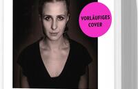 Das Buchcover zeigt ein schwarz-weißes Porträt einer Frau, die direkt in die Kamera schaut. Die Hauptperson trägt ein schwarzes Oberteil und hat halblange, leicht gewellte Haare. Der Titel „Political Girl“ ist in großen, auffälligen Buchstaben in Schwarz am unteren Rand platziert. Darunter steht in kleinerer Schrift „PUSSY RIOT“, gefolgt von „Leben und Schicksal in Putins Russland“. Oben links befindet sich der Name der Autorin, Maria Aljochina, in elegantem Schriftzug. Ein runder, pinker Button mit der Aufschrift „VORLÄUFIGES COVER“ hebt sich deutlich ab und verstärkt die Aufmerksamkeit.