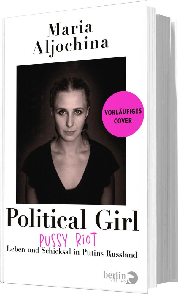 Das Buchcover zeigt ein schwarz-weißes Porträt einer Frau, die direkt in die Kamera schaut. Die Hauptperson trägt ein schwarzes Oberteil und hat halblange, leicht gewellte Haare. Der Titel „Political Girl“ ist in großen, auffälligen Buchstaben in Schwarz am unteren Rand platziert. Darunter steht in kleinerer Schrift „PUSSY RIOT“, gefolgt von „Leben und Schicksal in Putins Russland“. Oben links befindet sich der Name der Autorin, Maria Aljochina, in elegantem Schriftzug. Ein runder, pinker Button mit der Aufschrift „VORLÄUFIGES COVER“ hebt sich deutlich ab und verstärkt die Aufmerksamkeit.