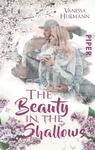 Das Buchcover zeigt ein romantisches Paar in einer innigen Umarmung, umgeben von zarten Kirschblüten in sanften Rosa- und Lilatönen. Der Titel „The Beauty in the Shallows“ ist in eleganter, pinkfarbener Schrift oben platziert, während der Name der Autorin, Vanessa Hußmann, oben links in einer schlichten Schriftart steht. Die Atmosphäre vermittelt Gefühle von Zuneigung und Zartheit, unterstrichen durch die blühenden Blumen und die sanfte Farbpalette.