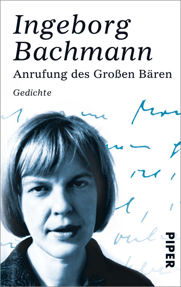 Das Buchcover zeigt ein schwarz-weißes Porträt von Ingeborg Bachmann, das ihre sorgfältig gestylten Haare und einen nachdenklichen Ausdruck einfängt. Im Hintergrund sind handschriftliche, schwungvolle blaue Schriftzüge zu sehen, die eine poetische Atmosphäre erzeugen. Der Titel „Anrufung des Großen Bären“ und die Typografie „Gedichte“ sind klar und gut lesbar in Schwarz auf weißem Grund platziert. Das Verlagslogo befindet sich in der unteren rechten Ecke.