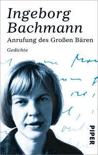 Das Buchcover zeigt ein schwarz-weißes Porträt von Ingeborg Bachmann, das ihre sorgfältig gestylten Haare und einen nachdenklichen Ausdruck einfängt. Im Hintergrund sind handschriftliche, schwungvolle blaue Schriftzüge zu sehen, die eine poetische Atmosphäre erzeugen. Der Titel „Anrufung des Großen Bären“ und die Typografie „Gedichte“ sind klar und gut lesbar in Schwarz auf weißem Grund platziert. Das Verlagslogo befindet sich in der unteren rechten Ecke.