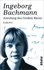 Das Buchcover zeigt ein schwarz-weißes Porträt von Ingeborg Bachmann, das ihre sorgfältig gestylten Haare und einen nachdenklichen Ausdruck einfängt. Im Hintergrund sind handschriftliche, schwungvolle blaue Schriftzüge zu sehen, die eine poetische Atmosphäre erzeugen. Der Titel „Anrufung des Großen Bären“ und die Typografie „Gedichte“ sind klar und gut lesbar in Schwarz auf weißem Grund platziert. Das Verlagslogo befindet sich in der unteren rechten Ecke.