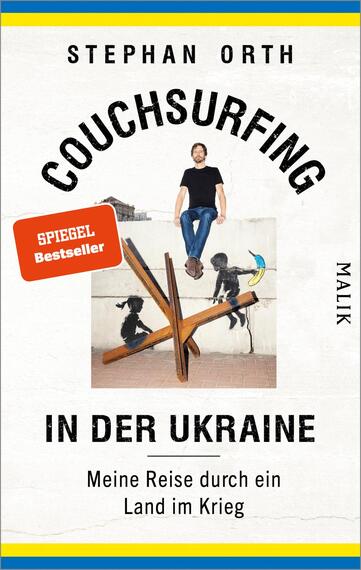 Das Buchcover zeigt den Titel „Couchsurfing in der Ukraine“ in großer, fetter Schrift, angeordnet über dem zentralen Bild eines Mannes, der auf einem Holzgestell sitzt. Neben ihm stehen zwei Hunde. Der Hintergrund ist schlicht und weiß, während der Schriftzug in Schwarz gehalten ist. Am oberen Rand befindet sich eine gelbe und blaue Balkenfarbe, die die Farben der ukrainischen Flagge widerspiegelt. Ein rotes Aufkleber-Symbol mit dem Text „SPIEGEL Bestseller“ ist zusätzlich platziert. Der Autor, „Stephan Orth“, ist in kleinerer Schrift darunter aufgelistet.