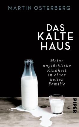 Das Buchcover zeigt einen minimalistisch gestalteten Hintergrund in Schwarz. In der oberen Hälfte des Covers ist der Titel „DAS KALTE HAUS“ in großen, weißen Buchstaben platziert. Darunter steht in kleinerer Schriftzug der Untertitel „Meine unglückliche Kindheit in einer heilen Familie“. Zentral auf dem Cover befindet sich eine Milchflasche, aus der ein Schuss Milch auf einen hölzernen Tisch tropft, daneben ein kleines Glas Milch. Das Cover vermittelt eine düstere, nachdenkliche Atmosphäre. Martin Osterberg ist als Autor genannt.