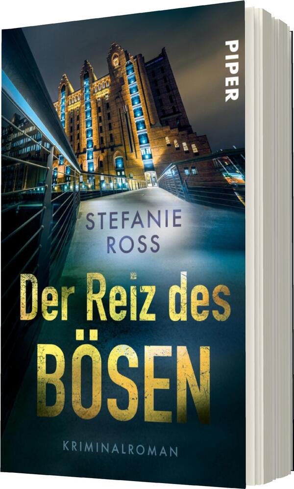 Das Buchcover zeigt eine beeindruckende historische Gebäudeansicht unter einem nachtblauen Himmel. Die Lichtverhältnisse erzeugen eine geheimnisvolle Atmosphäre. Im Vordergrund ist eine modern gestaltete Treppe zu sehen. Der Titel „Der Reiz des Bösen“ ist in großen, goldenen Buchstaben gehalten und dominiert das Cover. Darunter befindet sich der Zusatz „Kriminalroman“. Der Name der Autorin, Stefanie Ross, steht in eleganten blauen Buchstaben oben auf dem Cover. Die Schriftart ist klar und gut lesbar.