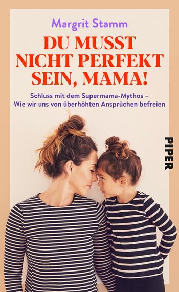 Das Buchcover zeigt eine zärtliche Szene zwischen einer Mutter und ihrem Kind, die sich mit ihren Stirnen berühren. Beide tragen gestreifte Oberteile, was eine informelle, gemütliche Atmosphäre schafft. Der Hintergrund ist in sanften Erdtönen gehalten, in denen überwiegend ein warmes Beige dominiert. Oben steht in großen, roten Buchstaben „DU MUSST NICHT PERFEKT SEIN, MAMA!“, während der Untertitel in kleinerer Schrift das Thema des Buches anreißt. Der Autorinnenname „Margrit Stamm“ erscheint ebenfalls in einer eleganten Schrift.