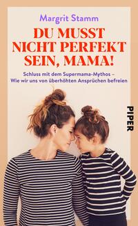 Das Buchcover zeigt eine zärtliche Szene zwischen einer Mutter und ihrem Kind, die sich mit ihren Stirnen berühren. Beide tragen gestreifte Oberteile, was eine informelle, gemütliche Atmosphäre schafft. Der Hintergrund ist in sanften Erdtönen gehalten, in denen überwiegend ein warmes Beige dominiert. Oben steht in großen, roten Buchstaben „DU MUSST NICHT PERFEKT SEIN, MAMA!“, während der Untertitel in kleinerer Schrift das Thema des Buches anreißt. Der Autorinnenname „Margrit Stamm“ erscheint ebenfalls in einer eleganten Schrift.