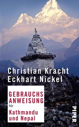 Das Buchcover zeigt ein eindrucksvolles Gebirgspanorama mit einem schneebedeckten Gipfel im Hintergrund, umgeben von sanften Bergen und einem klaren Himmel. Im Vordergrund erscheint eine traditionelle Stupa, die die Kultur Nepals symbolisiert. Der Titel „GEBRAUCHSANWEISUNG für Kathmandu und Nepal“ ist in rot und weiß hervorgehoben, während die Autorennamen Christian Kracht und Eckhart Nickel in weißer Schrift oberhalb des Titels stehen. Die Farbgebung vermittelt eine erdverbundene, inspirierende Atmosphäre.