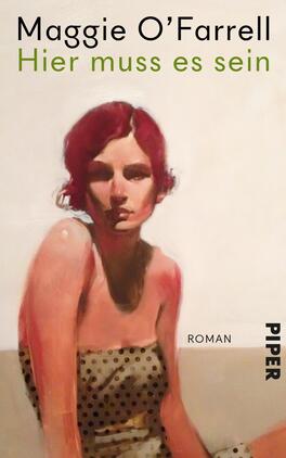 Das Buchcover zeigt ein Porträt einer Frau mit rotem Haar und einem nachdenklichen Ausdruck. Sie trägt ein Oberteil in Hautfarbe und einen Rock mit schwarzen Punkten. Der Hintergrund ist schlicht und in einem warmen Beigeton gehalten. Der Titel „Hier muss es sein“ von Maggie O’Farrell ist in einem frischen Grünton oben platziert, während der Schriftzug „ROMAN“ in einem neutralen Ton unten steht. Das Verlagslogo „PIPER“ befindet sich rechts in der unteren Ecke.