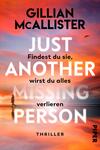 Das Buchcover zeigt einen beeindruckenden Sonnenuntergang am Wasser, mit sanften Farbtönen in Orange, Lila und Blau. Im Vordergrund steht eine Silhouette einer Person, die an einem ruhigen Strand steht. Der Titel „JUST ANOTHER MISSING PERSON“ ist in kräftigem, weißem Schriftzug platziert, wobei „MISSING“ leicht verschwommen dargestellt ist. Darunter steht in kleinerer Schrift „Findest du sie, wirst du alles verlieren“ sowie der Hinweis „THRILLER“. Der Name der Autorin, Gillian McAllister, ist prominent oben auf dem Cover in schwarzer Schrift platziert.