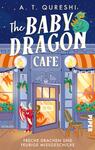 Das Buchcover zeigt ein farbenfrohes Café mit dem Titel „The Baby Dragon Café“ in einer verspielten Schrift. Im Vordergrund steht ein roter Babydrache, der fröhlich lächelt. Die Fassade des Cafés ist in sanften Blau- und Pastelltönen gehalten, mit orangefarbenen Vorhängen und Laternen, die eine einladende Atmosphäre schaffen. Über der Eingangstür prangt ein „OPEN“-Schild. Der Autor A. T. Qureshi ist im oberen Bereich des Covers vermerkt.