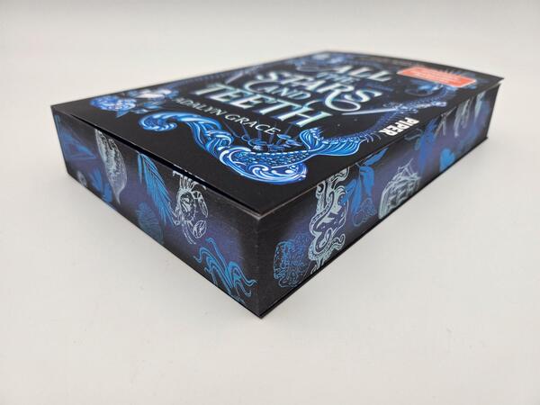 Außenansicht des Buches „All the Stars and Teeth“