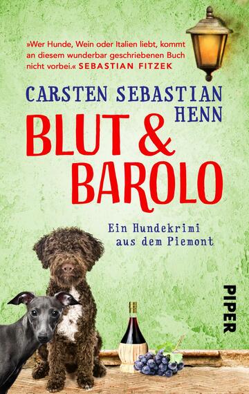 Das Buchcover zeigt eine freundliche, italienische Landschaft mit einem warmen, sanften Farbton. Im Vordergrund stehen ein schwarzer Hund und ein braun-weiß gescheckter Hund. Oberhalb der Hunde prangt der Titel „BLUT & BAROLO“ in einer großen, roten Schrift. Darunter ist der Autorennamen „CARSTEN SEBASTIAN HENN“ in blauer Schrift platziert. Im Hintergrund ist eine Weinflasche und einige Trauben zu sehen, die die Themen Wein und Genuss hervorrufen. Ein Laternenmotiv in der oberen Ecke ergänzt die ländliche Atmosphäre.