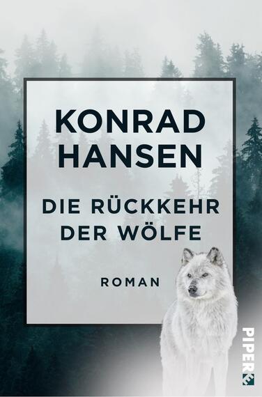 Das Buchcover zeigt eine neblige Waldlandschaft in Grautönen, die eine geheimnisvolle Atmosphäre schafft. Im Vordergrund ist ein weißer Wolf abgebildet, der dem Betrachter in die Augen schaut. Der Titel „Die Rückkehr der Wölfe“ ist in großen, schwarzen Buchstaben platziert und kontrastiert stark mit dem hellen Hintergrund. Der Autorennamen „Konrad Hansen“ oben auf dem Cover ist ebenfalls in schwarzer Schrift gehalten. Unten steht das Wort „Roman“ in kleinerer Schriftgröße.