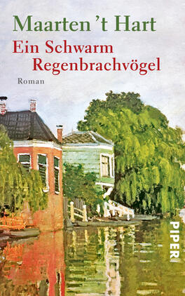 Ein Schwarm Regenbrachvögel Das Buchcover zeigt eine malerische Szene mit einem Ruheplatz am Wasser, umgeben von üppigem Grün. Auf der linken Seite ist ein historisches Haus in sanften Erdtönen abgebildet, während sich im Hintergrund Bäume und Wasser spiegeln. Der Titel „Ein Schwarm Regenbrachvögel“ steht in roter Schrift, darüber der Autorennamen „Maarten ’t Hart“ in grüner Schrift. Der Begriff „Roman“ ist in kleinerer Schriftgröße unter dem Titel platziert. Die gesamte Atmosphäre vermittelt Ruhe und Naturverbundenheit.