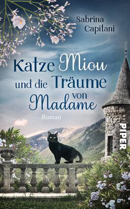 Katze Miou und die Träume von Madame Das Buchcover zeigt eine malerische Landschaft mit einem steinernen Balkon im Vordergrund, umgeben von Blumen. Eine schwarze Katze sitzt aufmerksam auf dem Geländer. Im Hintergrund erhebt sich ein Schloss und die sanften Hügel der Umgebung sind sichtbar. Der Himmel ist hellblau mit einigen Wolken. Der Titel „Katze Miou und die Träume von Madame“ ist in verspielter, eleganter Schriftart in hellblau gehalten. Der Name der Autorin, Sabrina Capitani, steht darüber in etwas kleinerer Schrift. Am unteren Rand ist das Verlagslogo „PIPER“ zu sehen.