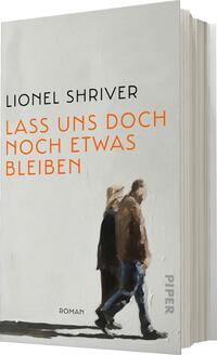 Das Buchcover zeigt eine minimalistische, helle Hintergrundfarbe mit einer sanften Textur. Darauf sind zwei stilisiert dargestellte Personen in gedämpften Farben zu sehen, die nebeneinander gehen. Der Titel „Lass uns doch noch etwas bleiben“ ist in einer markanten, orangefarbenen Schrift gesetzt, während der Name des Autors Lionel Shriver in schwarz geschrieben ist. Unten rechts befindet sich der Hinweis „Roman“.