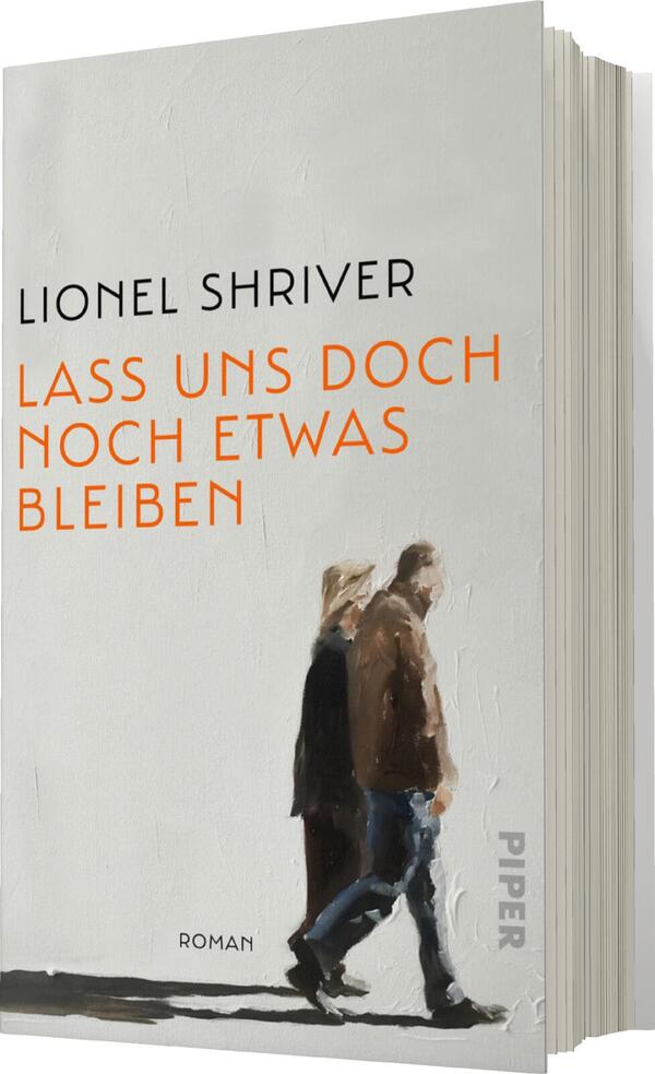 Das Buchcover zeigt eine minimalistische, helle Hintergrundfarbe mit einer sanften Textur. Darauf sind zwei stilisiert dargestellte Personen in gedämpften Farben zu sehen, die nebeneinander gehen. Der Titel „Lass uns doch noch etwas bleiben“ ist in einer markanten, orangefarbenen Schrift gesetzt, während der Name des Autors Lionel Shriver in schwarz geschrieben ist. Unten rechts befindet sich der Hinweis „Roman“.