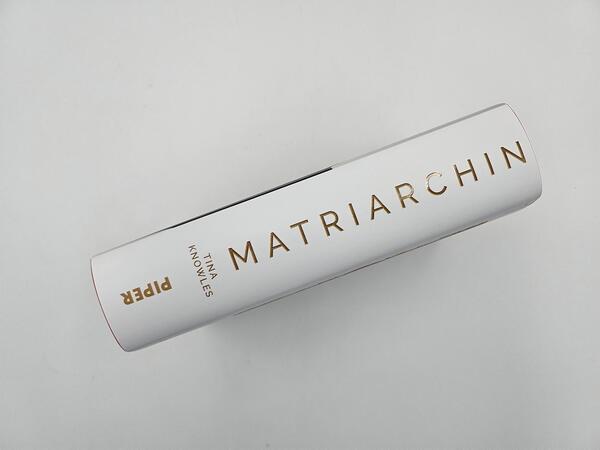 Außenansicht des Buches „Matriarchin“