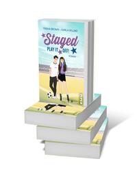 Bücherstapel des Buches „Staged. Play it off“