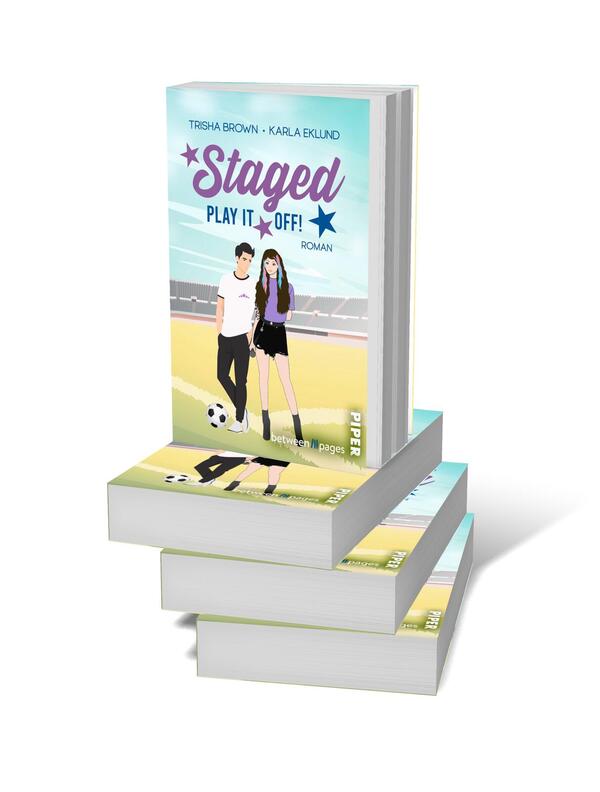Bücherstapel des Buches „Staged. Play it off“