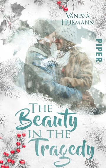 Das Buchcover zeigt ein romantisches Paar, das sich innig umarmt und in einem verschneiten Umfeld steht. Die Farben sind in sanften Blau- und Grautönen gehalten, die eine winterliche Atmosphäre hervorrufen. Um die Figuren herum sind frostige Zweige und rote Beeren abgebildet. Der Titel „The Beauty in the Tragedy“ ist in einer geschwungenen, eleganten Schrift in einer sanften Aquamarinfarbe gestaltet. Der Name der Autorin, Vanessa Hußmann, ist oben im Cover in klarer Schrift platziert, während unten am Rand das Verlagslogo „Piper“ sichtbar ist.