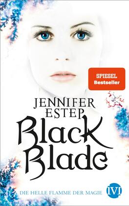Black Blade Das Buchcover zeigt eine blasshäutige Frau mit auffallend blauen Augen, die den Betrachter direkt anblickt. Der Hintergrund ist in sanften Farbtönen gehalten, die kühle, magische Atmosphäre vermitteln. Der Titel „Black Blade“ ist in geschwungener, schwarzer Schrift prominent platziert. Darunter findet sich der Name der Autorin „Jennifer Estep“. In der oberen rechten Ecke befindet sich ein rotes Etikett mit der Aufschrift „SPIEGEL Bestseller“. Unten rechts ist das Verlagslogo „ivi“ abgebildet.