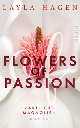 Das Buchcover zeigt eine zarte, pinkfarbene Magnolie im Fokus, umgeben von hellen, weich strukturierten Blütenblättern. In der oberen Mitte steht der Name der Autorin „LAYLA HAGEN“ in eleganter, roter Schrift. Darunter erscheint der Titel „FLOWERS OF PASSION“ ebenfalls in roter, auffälliger Typografie. Am unteren Rand des Covers befindet sich der Untertitel „Zärtliche Magnolien“ sowie das Wort „Roman“ in kleinerer, dezenter Schrift. Die Farbgebung vermittelt eine sanfte, romantische Atmosphäre.