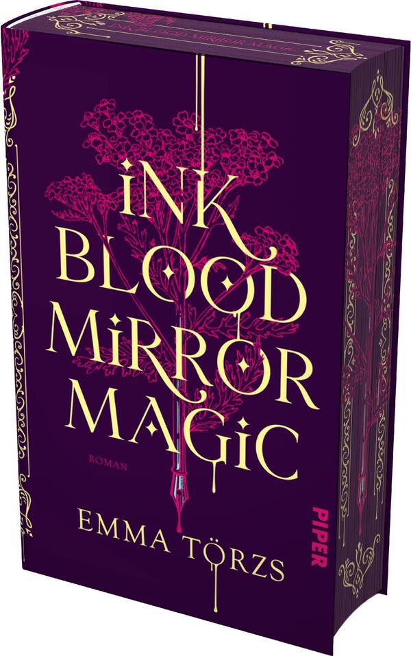 Das Buchcover zeigt einen dunkelvioletten Hintergrund, der eine mysteriöse Atmosphäre erzeugt. In der Mitte steht der Titel „INK BLOOD MIRROR MAGIC“ in großen, goldenen Buchstaben, die elegant geschwungen sind. Unterhalb des Titels ist das Wort „Roman“ in kleineren Buchstaben platziert. Verschnörkelte, pinkfarbene Illustrationen von Bäumen umrahmen den Titel und verstärken das magische Element. Am unteren Rand steht der Name der Autorin, „Emma Törzs“, ebenfalls in goldener Schrift.