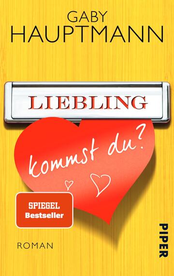 Das Buchcover zeigt einen hellgelben Hintergrund. Oben ist der Schriftzug „GABY HAUPTMANN“ in schwarzer, klarer Schrift platziert. In der Mitte befindet sich ein silbernes Namensschild mit dem Wort „LIEBLING“ in roten, großen Buchstaben. Darunter ist ein rotes Herz mit der Frage „kommst du?“ in weißer, handgeschriebener Schrift. Unten links steht ein orangefarbener Kasten mit dem Text „SPIEGEL Bestseller“ und darunter das Wort „Roman“.