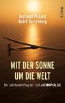 Das Buchcover zeigt eine beeindruckende Sonnenuntergangslandschaft über dem Ozean, in warmen Gelb- und Orangetönen, die eine positive und inspirierende Atmosphäre vermitteln. Im Vordergrund schwebt das Flugzeug SOLARIMPULSE, das symbolisch für den Jahrhundertflug steht. Der Titel „MIT DER SONNE UM DIE WELT“ ist in großen, weißen Buchstaben zentriert, während die Autoren „Bertrand Piccard“ und „André Borschberg“ in eleganter Schrift darüber platziert sind. Das Verlagslogo befindet sich oben rechts.
