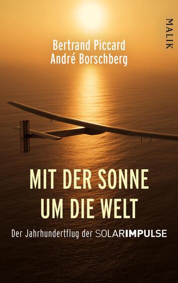 Das Buchcover zeigt eine beeindruckende Sonnenuntergangslandschaft über dem Ozean, in warmen Gelb- und Orangetönen, die eine positive und inspirierende Atmosphäre vermitteln. Im Vordergrund schwebt das Flugzeug SOLARIMPULSE, das symbolisch für den Jahrhundertflug steht. Der Titel „MIT DER SONNE UM DIE WELT“ ist in großen, weißen Buchstaben zentriert, während die Autoren „Bertrand Piccard“ und „André Borschberg“ in eleganter Schrift darüber platziert sind. Das Verlagslogo befindet sich oben rechts.