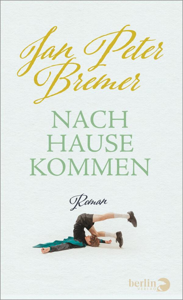 Das Buchcover zeigt einen hellen, strukturierten Hintergrund. Im oberen Bereich ist der Name des Autors, „Jan Peter Bremer“, in eleganter, goldfarbener Schrift platziert. Darunter steht der Titel „NACH HAUSE KOMMEN“ in großer, grüner Schrift, die eine sanfte, einladende Stimmung vermittelt. In der unteren Hälfte ist eine abgebildete Szene zu sehen, in der eine Person in einer dynamischen Pose auf dem Boden liegt. Der Hinweis „Roman“ ist in kleinerer, schwarzer Schrift angeordnet.