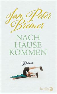 Das Buchcover zeigt einen hellen, strukturierten Hintergrund. Im oberen Bereich ist der Name des Autors, „Jan Peter Bremer“, in eleganter, goldfarbener Schrift platziert. Darunter steht der Titel „NACH HAUSE KOMMEN“ in großer, grüner Schrift, die eine sanfte, einladende Stimmung vermittelt. In der unteren Hälfte ist eine abgebildete Szene zu sehen, in der eine Person in einer dynamischen Pose auf dem Boden liegt. Der Hinweis „Roman“ ist in kleinerer, schwarzer Schrift angeordnet.