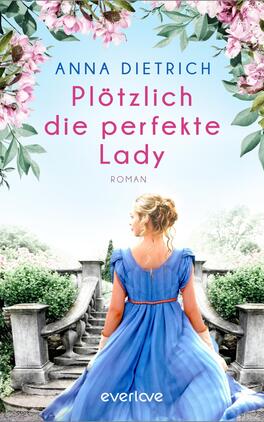 Das Buchcover zeigt eine elegante Frau in einem fließenden, blauen Kleid mit einem lockeren, geflochtenen Haarknoten. Sie steht vor einer geschwungenen Treppe, umrahmt von üppigem grünem Laub und rosa Blüten. Der Titel „Plötzlich die perfekte Lady“ ist in markanter, pinker Schrift oben auf dem Cover platziert. Darunter steht der Zusatz „Roman“ in dezentem Schwarz. Die Atmosphäre vermittelt einen Hauch von Romantik und Lebensfreude.