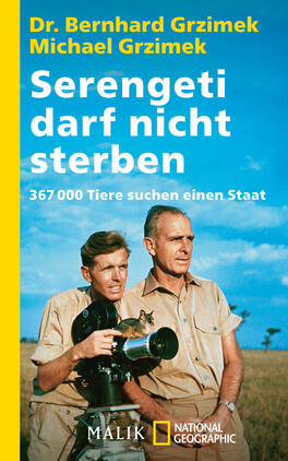 Das Buchcover zeigt zwei Männer im Vordergrund, die einen Fotoapparat halten. Der Hintergrund ist ein strahlend blauer Himmel über der Serengeti, wodurch eine lebensfrohe und erdverbundene Atmosphäre entsteht. Der Titel „Serengeti darf nicht sterben“ steht in großen, weißen Buchstaben auf dem Cover und wird von der gelben linken Seite umrahmt. Darunter befindet sich der Untertitel „367 000 Tiere suchen einen Staat“ in kleinerer Schrift. Die Autoren „Dr. Bernhard Grzimek“ und „Michael Grzimek“ sind oben auf dem Cover in gelber Schrift platziert.