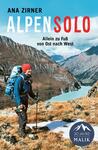 Das Buchcover zeigt eine beeindruckende Alpenlandschaft mit hohen Bergen und einem blauen See im Hintergrund. Im Vordergrund steht ein Wanderer in blauer Jacke und roter Mütze, der einen großen Rucksack trägt. Der Titel „ALPENSOLO“ ist in großen, teilweise roten Buchstaben geschrieben, unter dem Titel steht der Untertitel „Allein zu Fuß von Ost nach West“. In der unteren Ecke befindet sich ein Logo mit dem Text „30 Jahre Malik“. Die Farbpalette umfasst erdige Töne und lebendige Akzente, die die Abenteuerlust stärken.