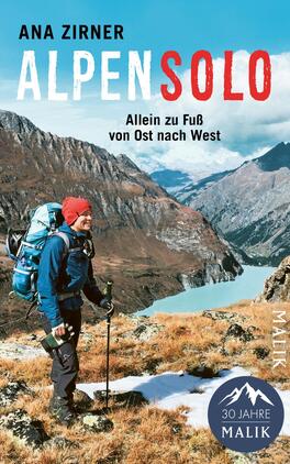 Das Buchcover zeigt eine beeindruckende Alpenlandschaft mit hohen Bergen und einem blauen See im Hintergrund. Im Vordergrund steht ein Wanderer in blauer Jacke und roter Mütze, der einen großen Rucksack trägt. Der Titel „ALPENSOLO“ ist in großen, teilweise roten Buchstaben geschrieben, unter dem Titel steht der Untertitel „Allein zu Fuß von Ost nach West“. In der unteren Ecke befindet sich ein Logo mit dem Text „30 Jahre Malik“. Die Farbpalette umfasst erdige Töne und lebendige Akzente, die die Abenteuerlust stärken.