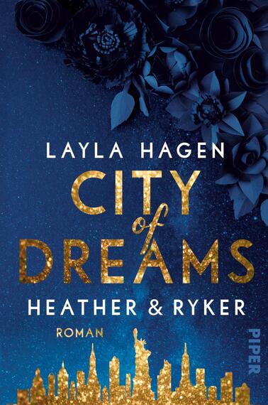 Das Buchcover zeigt eine dunkle, leuchtende Nachtlandschaft in verschiedenen Blau- und Goldtönen. Im Vordergrund sind goldene Buchstaben aufgebracht, die „CITY of DREAMS“ aussagen, während der Titel von Layla Hagen und die Namen „HEATHER & RYKER“ in weißen Schriften darunter stehen. Die untere Hälfte des Covers zeigt eine Silhouette der New Yorker Skyline. Auf der oberen Hälfte sind stilisierte, blaue Blumen zu sehen, die eine elegante Atmosphäre vermitteln.