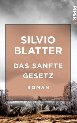 Das Buchcover zeigt eine sanfte, pastellfarbene Fläche in einem warmen Apricot-Ton. Im oberen Bereich steht der Name des Autors, „SILVIO BLATTER“, in großen, weißen Blockbuchstaben. Darunter befindet sich der Titel „DAS SANFTE GESETZ“ ebenfalls in weißer Schrift, jedoch kleiner und in einem etwas anderen Schriftstil. Am unteren Rand ist das Wort „ROMAN“ platziert. Die Hintergrundgrafik zeigt eine winterliche Landschaft mit frostigen Bäumen, die eine ruhige, melancholische Atmosphäre vermitteln.