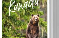 Das Buchcover zeigt einen Braunbären, der aufrecht in einer natürlichen Waldumgebung steht, umgeben von grünen Farnen und Bäumen. Der Hintergrund ist in verschiedenen Grüntönen gehalten, die die üppige Natur Kanadas widerspiegeln. Oberhalb des Bären steht in großer, weißer Schrift der Titel „Kanada“, während der Untertitel „Gebrauchsanweisung für“ in roter Schrift auf einem Banner darüber platziert ist. Der Name der Autorin, Sonya Winterberg, ist am oberen Rand in kleinerer Schrift abgedruckt.