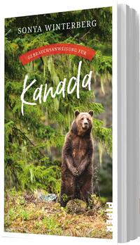 Das Buchcover zeigt einen Braunbären, der aufrecht in einer natürlichen Waldumgebung steht, umgeben von grünen Farnen und Bäumen. Der Hintergrund ist in verschiedenen Grüntönen gehalten, die die üppige Natur Kanadas widerspiegeln. Oberhalb des Bären steht in großer, weißer Schrift der Titel „Kanada“, während der Untertitel „Gebrauchsanweisung für“ in roter Schrift auf einem Banner darüber platziert ist. Der Name der Autorin, Sonya Winterberg, ist am oberen Rand in kleinerer Schrift abgedruckt.
